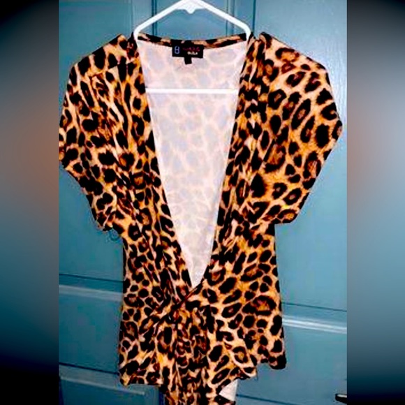 Animal print wrap shirt. 🦔 - Picture 1 of 2